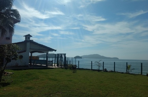 Caraguatatuba House | Beachfront property - Beautiful house on the beach - Spacious and comfortable - Pool and barbecue area