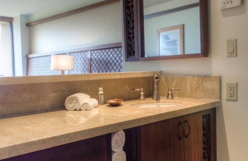Kaanapali Hotel | Beachfront Property Just Steps Away from Alii Kahekili Beach, w/Outdoor Pool