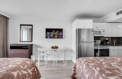 Sunny Isles Beach Apartment | Beachfront Resort Studio 2 Queens Balcony & Pool