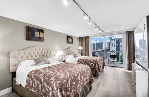 Sunny Isles Beach Apartment | Beachfront Resort Studio 2 Queens Balcony & Pool