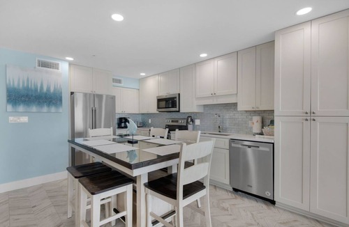Crystal Beach Condo | BeachFront, Renovated, wifi, Bch Svc, Kitchen, pool, grill.