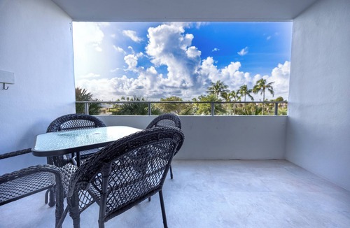 Galt Mile Condo | Beachfront Resort Condo Balcony