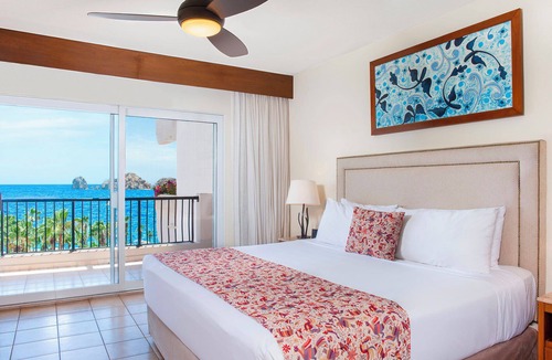 Los Cabos Resort | Beachfront resort located within walking distance of downtown & the iconic Arch