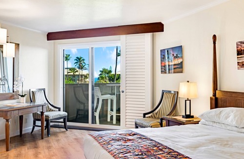 Hanamaulu Condo | BEACHFRONT RESORT restaurants on site, Ocean & Pool Views!