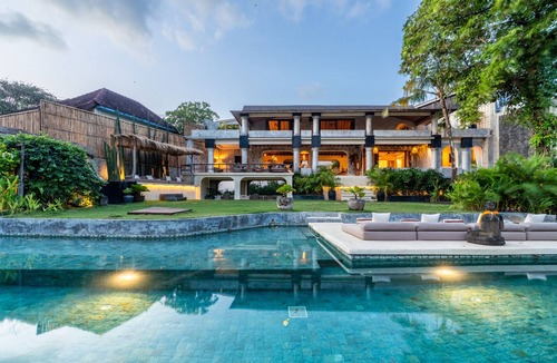 Cemagi Villa | Beachfront Retreat | 22m Infinity Pool | 5BR