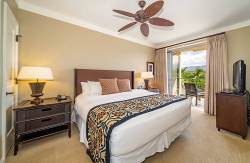 Honokowai Hotel | Beachfront Retreat: Elegant Views w/Full Kitchen. Onsite Parking and Pool!