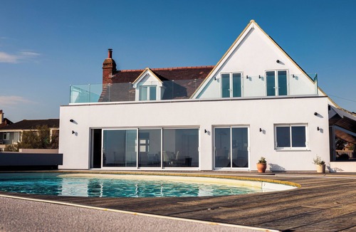 Selsey House | Beachfront Retreat| Panoramic Sea View| Spa tub Pool Sauna Fire| Sleeps up to 22