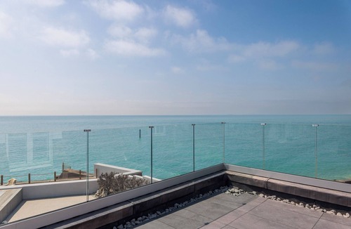 Selsey House | Beachfront Retreat| Panoramic Sea View| Spa tub Pool Sauna Fire| Sleeps up to 22