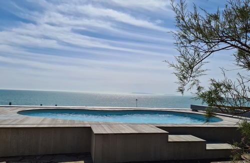 Selsey House | Beachfront Retreat| Panoramic Sea View| Spa tub Pool Sauna Fire| Sleeps up to 22