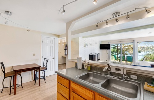 Freeland Apartment | Beachfront retreat w/bay views, covered patio, & more