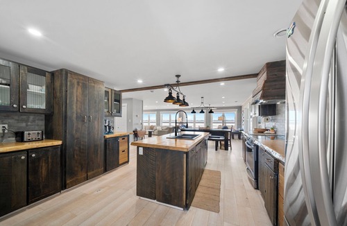 Prince County House | Beachfront, sandbar, 8p sauna, pickleball court, 6BR, outdoor kitchen, kayaks.
