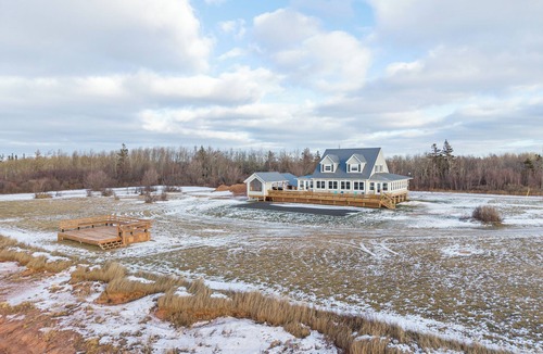 Prince County House | Beachfront, sandbar, 8p sauna, pickleball court, 6BR, outdoor kitchen, kayaks.