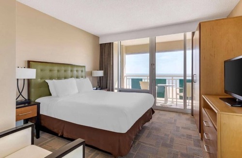 Northeast Virginia Beach Hotel | Beachfront Stay with Outdoor Pool Access | 2 Units Steps from the Sand & Sea