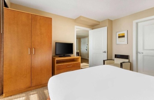 Northeast Virginia Beach Hotel | Beachfront Stay with Outdoor Pool Access | 2 Units Steps from the Sand & Sea