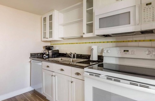 Northeast Virginia Beach Hotel | Beachfront Stay with Outdoor Pool Access | 2 Units Steps from the Sand & Sea