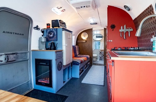 Erlands Point-Kitsap Lake House | Beachfront Steampunk Airstream, Cosy Year-Round Glamping on the Kitsap Peninsula