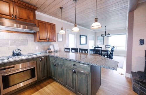 Oak Harbor House | Beachfront Steps to the Sand, Hot Tub Birdwatching