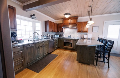 Oak Harbor House | Beachfront Steps to the Sand, Hot Tub Birdwatching