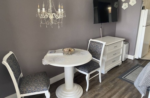 Ortona Park Apartment | Beachfront Studio - Sleeps 4