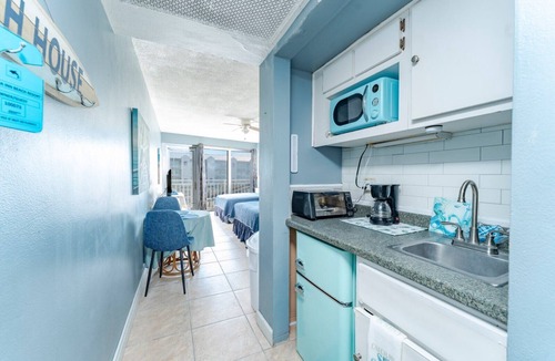 South Peninsula Historic District Apartment | Beachfront Studio in superb Daytona Beach, Walk to the beach while you enjoy.