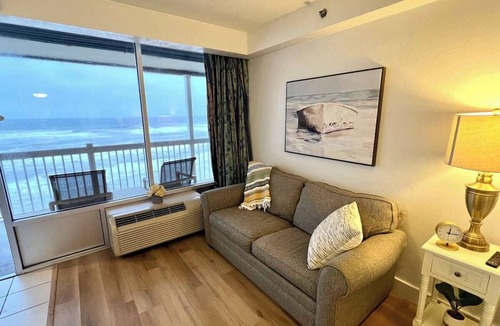 Ortona Park Condo | Beachfront Studio - King Bed & Direct Ocean View