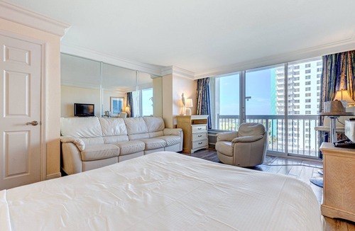 Ortona Park Condo | Beachfront Studio Retreat | King Bed, Pool, Gym & Prime Location