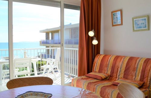 Le Lavandou Apartment | Beachfront studio with terrace and cleaning included