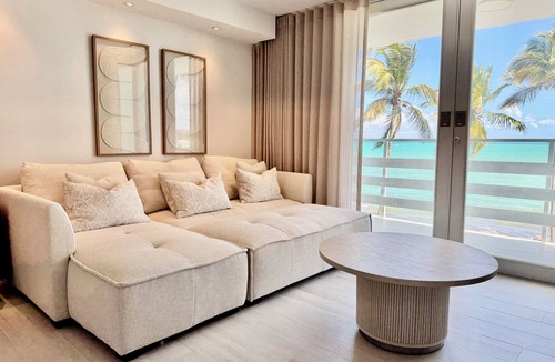 Cabezas Apartment | Beachfront Studio w/Pool & Ocean View