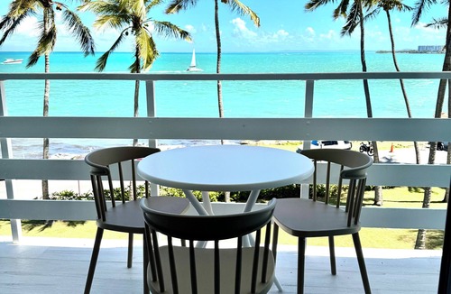 Cabezas Apartment | Beachfront Studio w/Pool & Ocean View