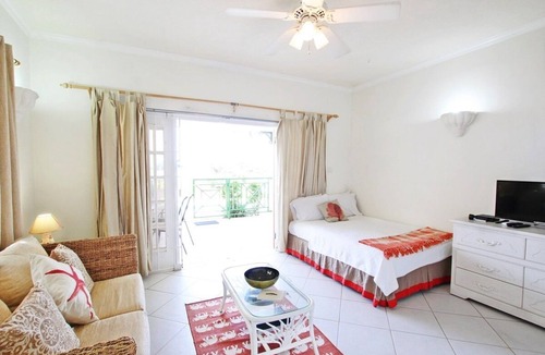Saint Lawrence Apartment | Beachfront Studio with Pool
