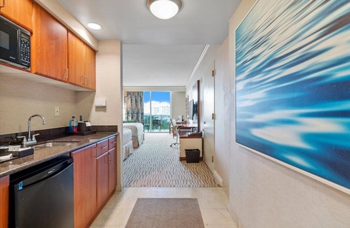 Sunny Isles Beach Apartment | Beachfront Suite: Resort Amenities Included