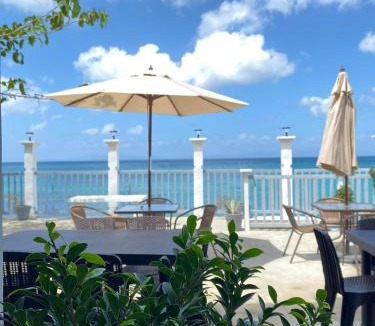 Allen House | Beachfront Sunset Getaway