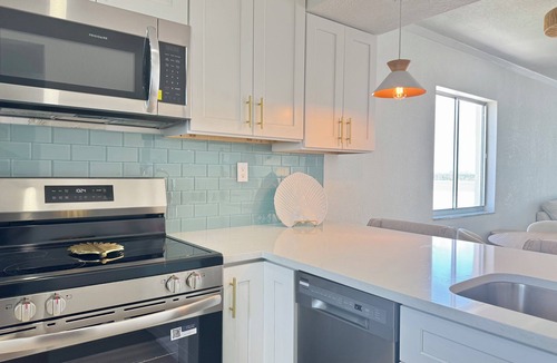 Laguna Shores Condo | Beachfront Top Corner Condo, Sunrise & Sunset Views, Renovated, Sleeps 6