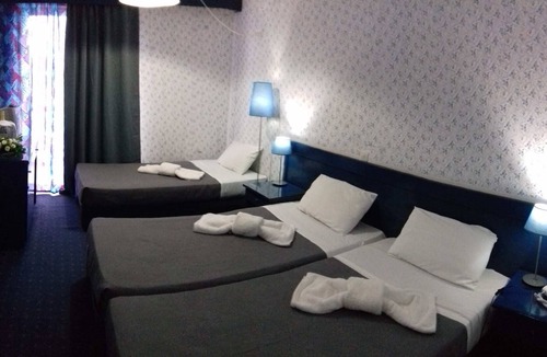 Agia Marina Bed & Breakfast | Beachfront Triple Room- Argo Seaside Stays