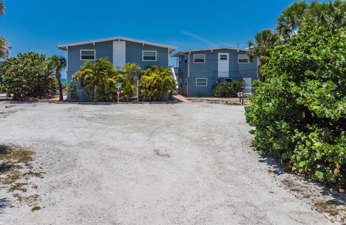 Englewood Apartment | Beachfront Unit-Upstairs-Walking Distance to all Bars and Restaurants