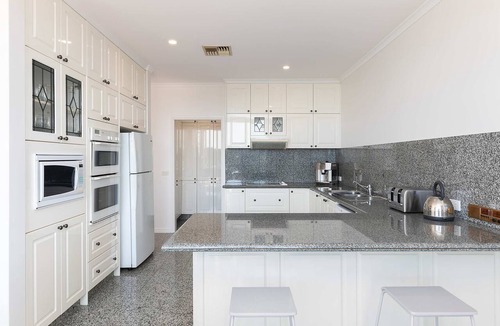 Terrigal Apartment | Beachfront | Views, Sleeps 8, Spa Bath