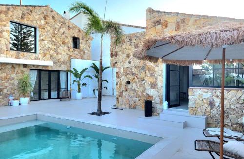 Buenas Noches Villa | Beachfront Villa