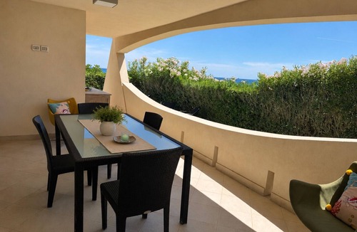 Reitani House | Beachfront villa in San Lorenzo with 3 bedrooms and a large private garden