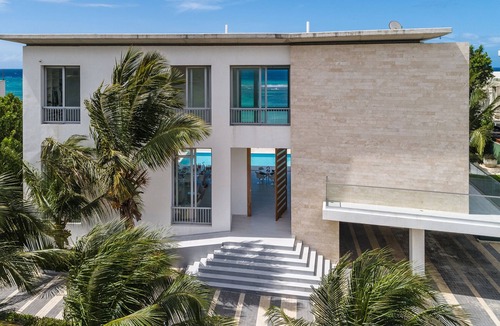 Savaneta House | Beachfront Villa Infinity Pool, Gym, Media room. 6 Bedrooms 7 baths. Sleeps 13