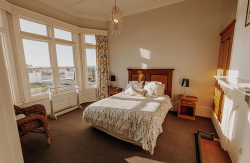 Kaikoura House | Beachfront Villa, Spacious, Mountain Outlook - KK87184