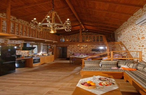 Malia House | Beachfront Villa with Jacuzzi for 4