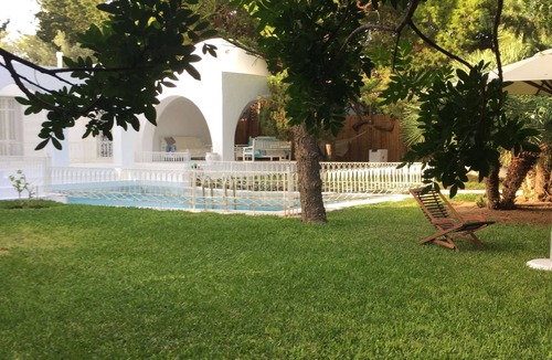 Mrezga Villa | Beachfront villa with pool in private residence