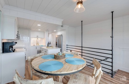 Sunnyside Condo | BeachfrontBliss - Penthouse 1BD Gulf + Lake Views