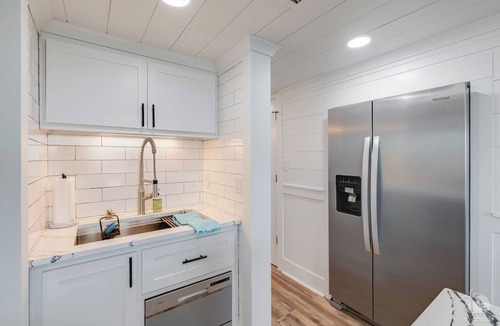 Sunnyside Condo | BeachfrontBliss - Penthouse 1BD Gulf + Lake Views