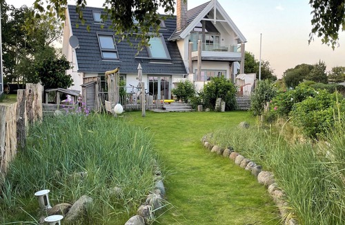 Fehmarnsund Apartment | BEACHHOUSE-FEHMARN I Apartment Ostwind I Sea view & directly on the beach I Fireplace