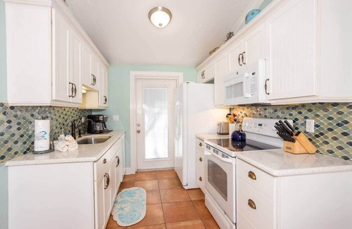 Holmes Beach Villa | Beachside 2BR AMI Villa with Pool Access