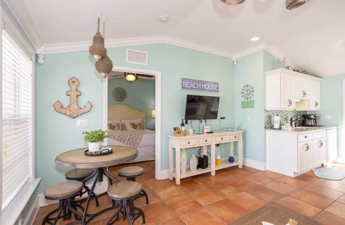 Holmes Beach Villa | Beachside 2BR AMI Villa with Pool Access