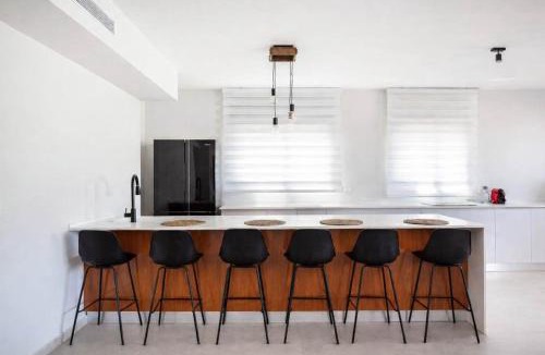 Bat Yam Apartment | Beachside 3BR l Huge Patio l Mamad