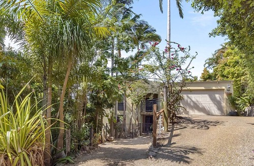 Coolum Beach Apartment | Beachside 4-Bed Retreat with Study Nook & Views
