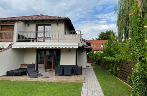 Szantod Villa | Beachside Apartment